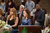 Last Man Standing – Kristin (Amanda Fuller, l.); Eve (Kaitlyn Dever, r.)