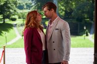 Sturm der Liebe – Pauls (Sandro Kirtzel, r.) Jobzusage setzt Constanze (Sophia Schiller, l.) weiter unter Druck.