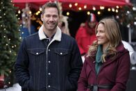 Maggies Weihnachtswunder – L-R: Casey (Luke Macfarlane) and Maggie (Jill Wagner)
