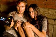 Cloverfield – Während Beth (Odette Yustman, l.) und Rob (Michael Stahl-David, M.) im Central Park unter einer Brücke Schutz suchen, um eine Nachricht für die Nachwelt auf Band zu sprechen, tobt das gigantische Monster nach wie vor in New York herum ...