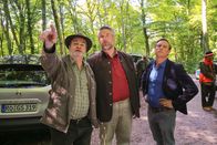 Die Rosenheim-Cops – Bernd Schlüter (Titus Horst, l.) zeigt Bach (Patrick Kalupa, r.) und Stadler (Dieter Fischer, M.), wo er sich zum Zeitpunkt des Schusses befunden hat.