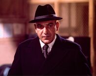 Kojak - Einsatz in Manhattan – Theo Kojak (Telly Savalas) verrichtet die Polizeiarbeit mit Begeisterung. Dabei interpretiert er den Gesetzestext großzügig und verlässt den ausgetretenen Pfad der Vorschriften öfter als seinen Vorgesetzten lieb ist ...