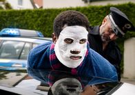 neoriginal: I don't work here – Dawit (Akeem van Flodrop, l.) wird vor dem eigenen Auto von Polizist Jakob (Robert Schupp, r.) verdächtigt und kontrolliert. Sein Entsetzen darüber hält sich in Grenzen. Denn Dawit hat eigentlich nur eine Sorge: Hoffentlich bekommt seine Frau Laura (Sina Martens) davon keinen Wind. Sie macht beim Thema Racial Profiling nämlich keine Kompromisse!