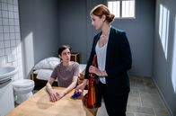 Sturm der Liebe – Constanze (Sophia Schiller, r.) ermöglicht Carolin (Katrin Anne Heß, l.) mit Michael zu telefonieren.