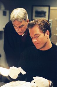 Navy CIS – Arbeiten an einem schwierigen Fall: Gibbs (Mark Harmon, l.) und Tony (Michael Weatherly, r.) ...