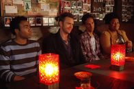 Community – Nachdem klar ist, dass er tatsächlich endlich 21 Jahre alt wird, bricht Troy (Donald Glover, l.) mit Jeff (Joel McHale, 2.v.l.), Abed (Danny Pudi, 2.v.r.), Shirley (Yvette Nicole Brown, r.) und den anderen zu einer ausgedehnten Kneipentour auf ...