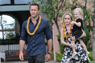 Hawaii Five-0 – (v.l.n.r.) Alex O'Loughlin als Steve McGarrett, Taryn Manning als Mary McGarrett und Charlotte Eden Kase als Joan McGarrett