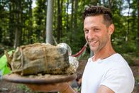 Schmatzo – Alex hat sich etwas Besonderes überlegt: Er will das Fleisch in einem Erdloch garen.