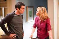 Modern Family – Phil (Ty Burrell) ist es unangenehm, wie Claire (Julie Bowen) die Temposünder in ihrer Straße angeht.