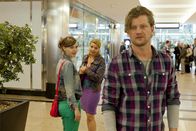 Danni Lowinski – Bea (Nadja Becker, l.) begegnet dem coolen Surfer Josh (Andreas Guenther, r.) und fühlt sich geradezu magnetisiert von ihm. Als auch Danni (Annette Frier, M.) Interesse an ihm zeigt, ist sie genervt ...