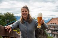 Heimatküche – Victoria Schubert-Rapp hat sich aus Leidenschaft für den Hopfen ganz dem Bierbrauen verschrieben, obwohl sie Sport und Englisch auf Lehramt studiert hat. Die Brauerin und Bier-Sommelière führt die 100-jährige Familienbrauerei in die Zukunft. Mit Phantasie, Familienwissen und feinster Sensorik kombiniert Victoria Wasser, Hopfen, Malz und Hefe zu einzigartigen Bierspezialitäten.