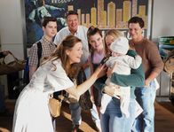 Young Sheldon – (v.l.n.r.) Sheldon Cooper (Iain Armitage); Mary Cooper (Zoe Perry); George Cooper sen. (Lance Barber); Missy Cooper (Raegan Revord): Mandy McAllister (Emily Osment); Georgie Cooper (Montana Jordan)