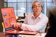 Der perfekte Chef – Charismatisch, freundlich und hochmotiviert: Julio Blanco (Javier Bardem) hat auf den ersten Blick alles, was „der perfekte Chef“ einer Fabrik für Waagen mitbringen muss.