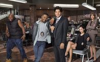 Rush Hour – (1. Staffel) - Detective Carter (Justin Hires, 2.v.l.) und Detective Lee (Jon Foo, M.) bekommen bei ihren Ermittlungen tatkräftige Unterstützung von Lindsay Cole (Wendie Malick, r.), Didi Diaz (Aimee Garcia, 2.v.r.) und Gerald (Page Kennedy, l.) ...