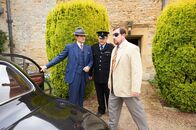 Father Brown – Inspector Sullivan (Tom Chambers, l.) verhaftet den Colonel (Daniel Ryan, r.). Hat er etwas mit dem Tod Henrys zu tun?