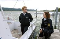 WaPo Bodensee – Tödlicher Bootsunfall mit Fahrerflucht: Nele Fehrenbach (Floriane Daniel, l.) und Julia Demmler (Wendy Güntensperger, r.) machen sich auf zum Schweizer Ufer des Bodensees.
