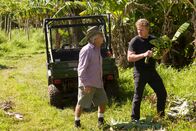 Gordon Ramsay: Kulinarische Abenteuer – Hawaii - Farmer, Chuck Boerner (L), shares his sweet, red bananas with Gordon Ramsay.