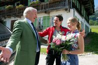 Die Bergretter – Peter Herbrechter (Michael König, l.) überrascht Tobias (Markus Brandl, M.) und Emilie (Stefanie von Poser, r.).