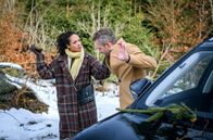 Sturm der Liebe – Nicole (Dionne Wudu, l.) will mit Eriks (Sven Waasner, r.) Hilfe versuchen, ihre Spuren zu verwischen.