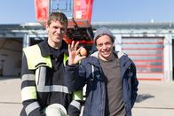 CheXperiment – "CheXperiment"-Herausforderer Feuerwehrmann Max Bachmeier von der Berufsfeuerwehr München zu Gast bei der FFW Eichenau zusammen mit Checker Tobi (rechts).