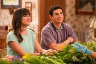 The Goldbergs – Hayley Orrantia (Erica Goldberg), Sam Lerner (Geoff Schwartz).