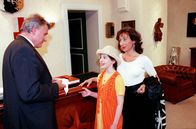 Schlosshotel Orth – (v.li.): Klaus Wildbolz (Wenzel Hofer), Irmgard Pelikan (Caroline Feldmann), Andrea Eckert (Frau Feldmann).