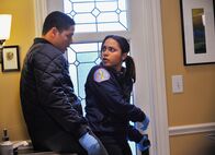 Chicago Fire – Chicago Fire Gott hat gesprochen - God Has Spoken Staffel 1, Episode 11 Werden von einem Hund angegriffen: Charlie Barnett als Peter Mills, Monica Raymund als Gabrielle Dawson