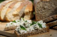 Zu Tisch ... – Grünkernaufstrich auf Vollkornbrot: Grünkern ist grüner Dinkel, der unreif geerntet und geröstet wird.