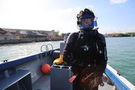 Enthüllt – Taucher sucht unter Wasser nach der zerstörten Stadt.