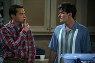 Two and a Half Men – Charlie (Charlie Sheen, r.) und sein Bruder Alan (Jon Cryer, l.) haben das gleiche Problem: Beide sind einer Frau verfallen und können sich gegen deren Egoismus nicht durchsetzen ...