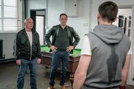 The Bay – Während der Untersuchung befragt DS James Clarke (Andrew Dowbiggin, M.) mit Hilfe des Boxclubbesitzers Vinnie (Gary Lewis, l.) weitere Bekannte des Opfers, wie Ritchie (Paddy Rowan, r.). Doch ohne weitere Indizien tappt der Beamte im Dunkeln.