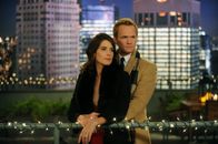 How I Met Your Mother – Barneys (Neil Patrick Harris, r.) Überraschung für Robin (Cobie Smulders, l.) war erfolgreich, während Ted die Eröffnung seines Gebäudes feiert ...