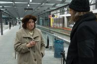 SOKO Stuttgart – Karl-Heinz “Schrotti” Schrothmann (Michael Gaedt) ist wie vom Donner gerührt. Magda Endress (Margit Bendokat) will ihn in aller Öffentlichkeit erschießen.