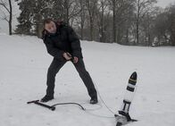 Schloss Einstein – Berger (Robert Schupp) bei seinem Raketenversuch.