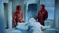 Raumschiff Enterprise – Tormolen (Stewart Moss, l.) und Mister Spock (Leonard Nimoy, r.)