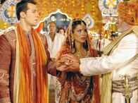 Das Traumhotel – Der Maharadscha (Frank Hoffmann, rechts) segnet die Beziehung seines Sohnes Shandro (Erol Sander) mit der jungen Nadine (Katja Woywood).