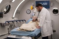 Grey's Anatomy – Grey's Anatomy Staffel 15 Folge 25 Untersucht einen sterbenskranken Jungen: Christian Ganiere als Gus Carter, Justin Chambers als Dr. Alex Karev Copyright: SRF/ABC Studios