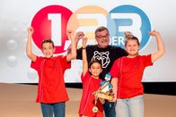 1, 2 oder 3 – Das Rateteam aus Sofia/Bulgarien mit Elton und dem Piet-Flosse-Pokal.