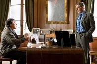 The Foreigner – Quan Ngoc Minh (Jackie Chan, l.) verlangt von Liam Hennessy (Pierce Brosnan, r.) die Namen der Bombenattentäter.