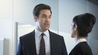 Catastrophe – Rob (Rob Delaney) und Harita (Seeta Indrani)