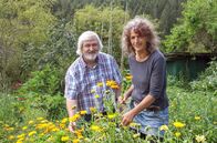 Mein leckerer Garten – Helga Wisser (rechts) und Experte Dr. Michael Ernst bei dessen 1. Besuch im Juli.
