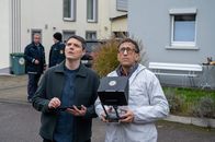 SOKO Stuttgart – Nachdem ein Bezirksschornsteinfeger vom Dach gestürzt ist, ist schnell klar, dass er gestoßen wurde. Um mögliche Spuren auf dem Hausdach sichern zu können, lassen Kommissar Rico Sander (Benjamin Strecker, l.) und der Leiter der KTU Jan Arnaud (Mike Zaka Sommerfeldt, r.) eine Drohne steigen.