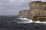 Stadt Land Kunst – Wie eine Festung trotzt die Aran-Insel Inis Mór vor der Westküste Irlands den Wellen.