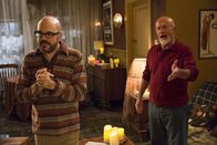 Community – Streit in der Familie: Hickey (Jonathan Banks, r.) und sein Sohn Hank (David Cross, l.) verstehen sich nicht wirklich. Doch kann eine Partie "Dungeons and Dragons" das Vater-Sohn-Duo wieder zusammenbringen?
