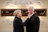 Sturm der Liebe – Alfons (Sepp Schauer, r.) freut sich über die Rückkehr von Hildegard (Antje Hagen, l.).