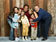 Immer wieder Jim – (6. Staffel) - Auf (v.l.n.r.) Dana (Kimberly Williams-Paisley), Ruby (Taylor Atelian), Gracie (Billi Bruno), Jim (James Belushi), Cheryl (Courtney Thorne-Smith), Kyle (Connor Rayburn) und Andy (Larry Joe Campbell) wartet eine spannende Zeit ...