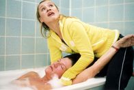 Hinter Gittern - Der Frauenknast – Nick (Solveig August, oben) findet die halb ertrunkene Walter (Katy Karrenbauer) in der Badewanne und rettet sie. Doch als plötzlich die Frauen dazu kommen, halten sie Nick für die Täterin...