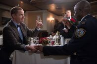 Brooklyn Nine-Nine – Kevin Cozner (Marc Evan Jackson, l.); Captain Ray Holt (Andre Braugher, r.)