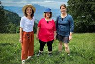 Reporter – Reporter Mein Leben mit Übergewicht – Von Kilos, Mut und Selbstliebe Alexandra Baumann (M.), Caroline Krattiger (r.): Reporterin Mona Vetsch (l.) dokumentiert ihren langen Weg zum gesunden Körpergefühl.