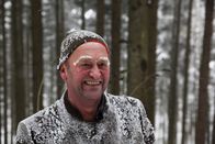 Heimatleuchten – Gerti Herzog aus Mondsee zieht mit ihrer Norikerstute Trixi bei eisigen Temperaturen los, um dem Holzknecht Hans Lettner (im Bild) beim Holzziehen zu helfen